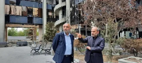 بازدید وزیر تعاون، کار و رفاه اجتماعی از ساختمان شیشهای صدا و سیما؛ میدری: ساختمان شیشهای برای همه مردم خاطره انگیز است/ جبلی: بخشی از استودیوی شبکه خبر به عنوان نماد مقاومت باقی میماند