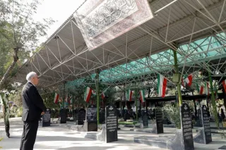 دکتر سیدعباس حسینی مدیرعامل بانک مسکن با حضور بر مزار شهدا و ادای احترام به مقام شامخ شهدای گرانقدر  شهدای والامقام رسانه؛ مجاهدان راه صداقت و قلم و اندیشه و راویان حق و حقیقت هستند.