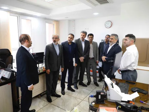 مدیرعامل بانک مسکن در ادامه بازدیدهای میدانی از واحدهای پشتیبان این بانک تاکید کرد؛  هم افزایی واحدهای صف و ستاد بانک مسکن در خدمت رسانی به مردم/ارایه خدمات به مشتریان با تمام قدرت و توان