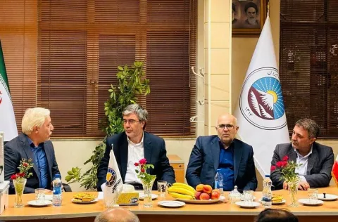 علی جباری در جمع همکاران و نمایندگان شعبه ابهر تاکید کرد؛ توانگری مالی و پایبندی به تعهدات، نقطه اتکای بیمه ایران در خدمت به مردم