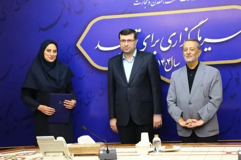 با اهدای لوحی صورت گرفت؛  تقدیر رئیس ستاد بزرگداشت روز ملی صنعت و معدن از روابط عمومی ایمیدرو