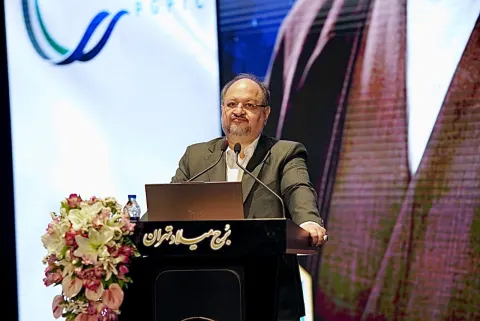 محمد شریعتمداری در مجمع عمومی هلدینگ خلیج فارس تشریح کرد:  راهبرد جدید «فارس» پس از جنگ/سرکوب قیمتی از مشکلات تولید در صنعت پتروشیمی است/ کاهش وابستگی به زیرساخت‌های متمرکز انرژی در دستور کار است/ ظرفیت تولید بر اساس شرایط بازار و سودآوری مورد بازنگری قرار گرفته