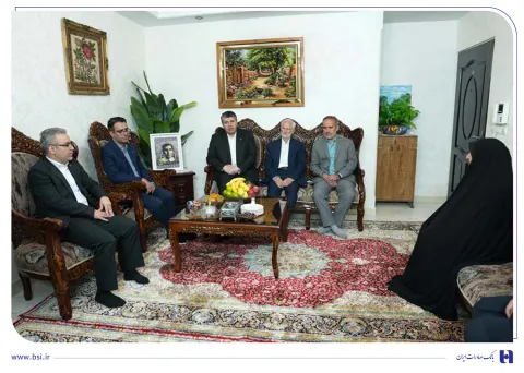 به مناسبت هفته دفاع مقدس و در راستای تکریم شهدا انجام شد؛ دیدار افشین خانی با خانواده اولین شهید بان...