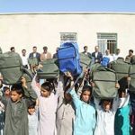 اهدای بسته های نوشت افزار بانک ملت به دانش آموزان مناطق کم برخوردار کشور
